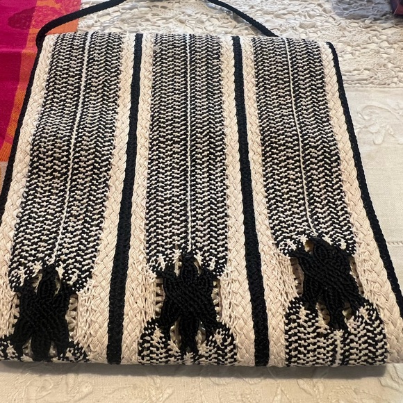 Elegant Black and White Knit Shoulder Bag - Picture 1 of 3